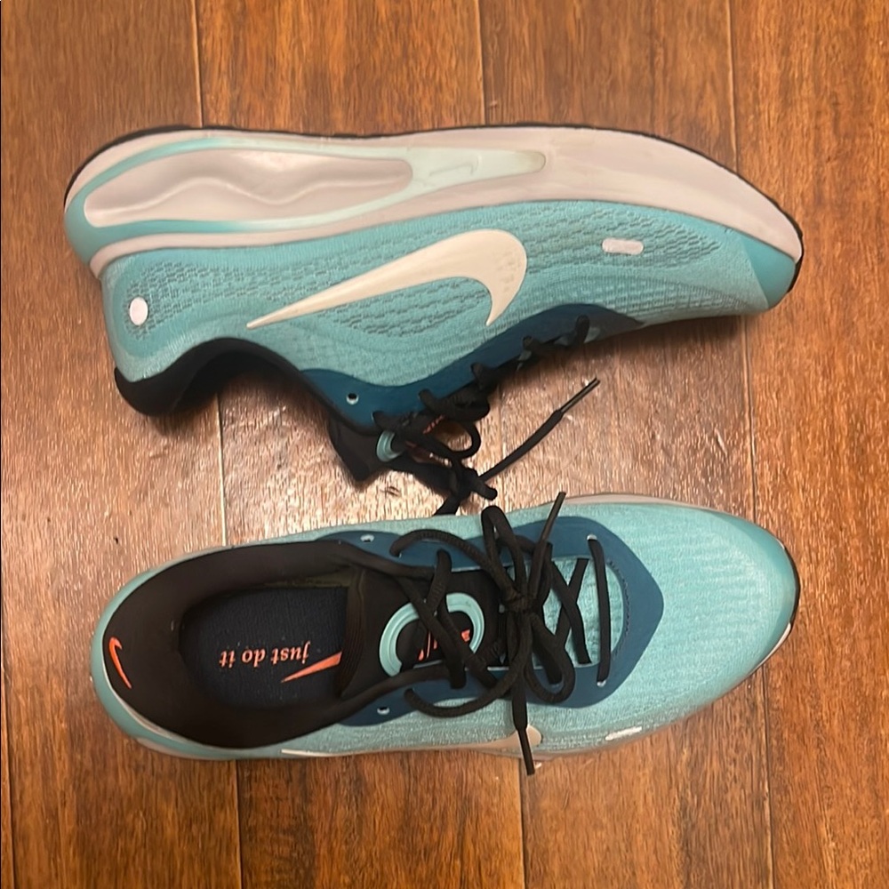 Men Nike Journey Road Runner Sneaker - size 9